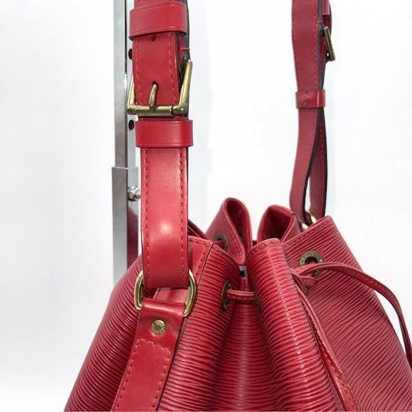 Authentic Louis Vuitton Noe Epi Red Bucket Tote Bag Draw String Close - Picture 6 of 16